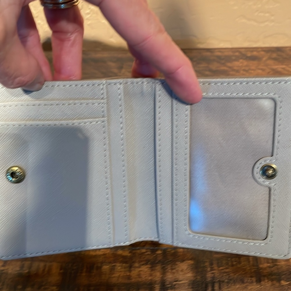 Fossil Gold Metallic Leather Bifold Wallet EUC - Picture 5 of 7
